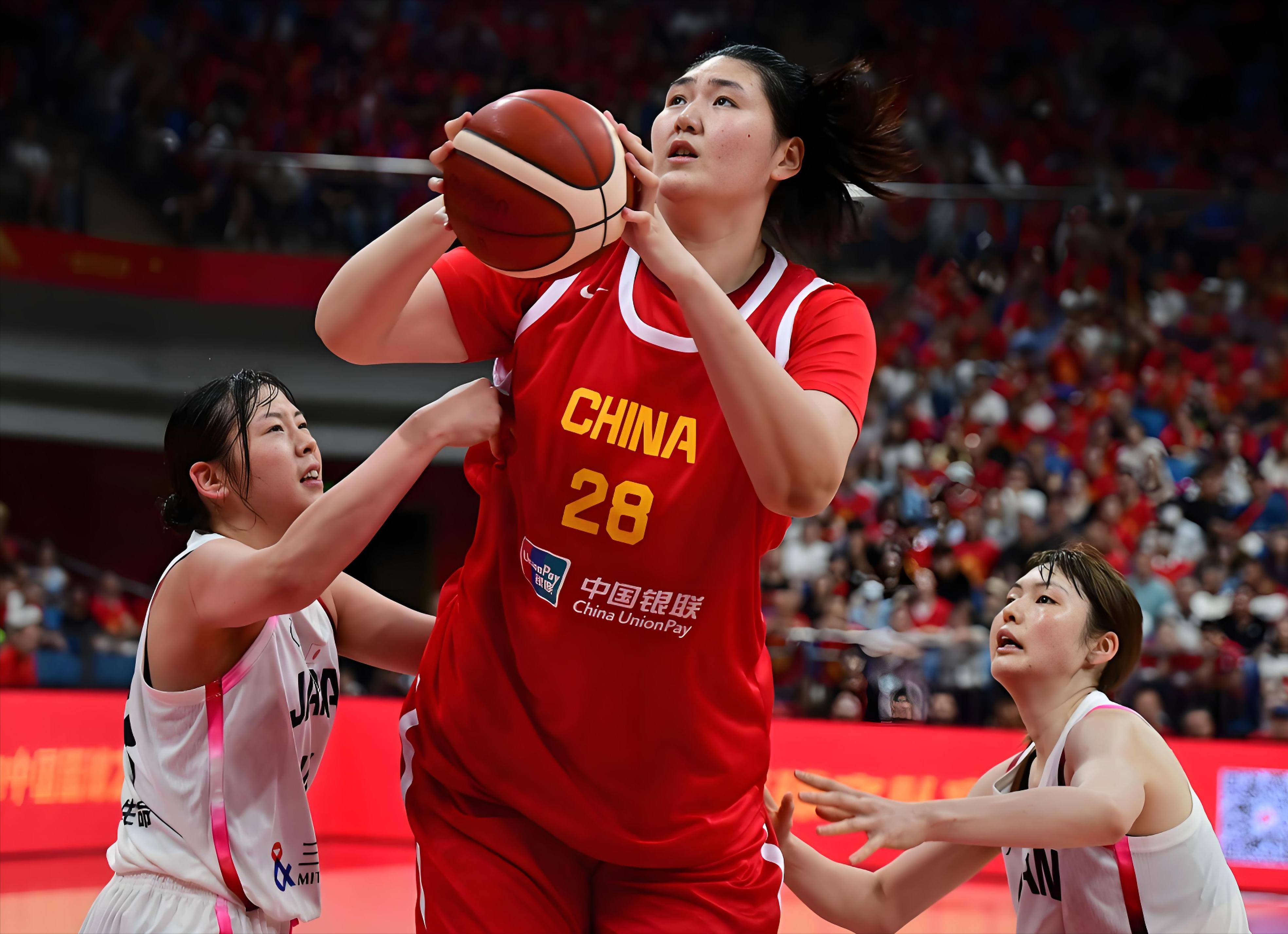 南极杯女篮锦标赛半决赛惊险战至最后，西班牙队暂领先(南极洲杯赛)