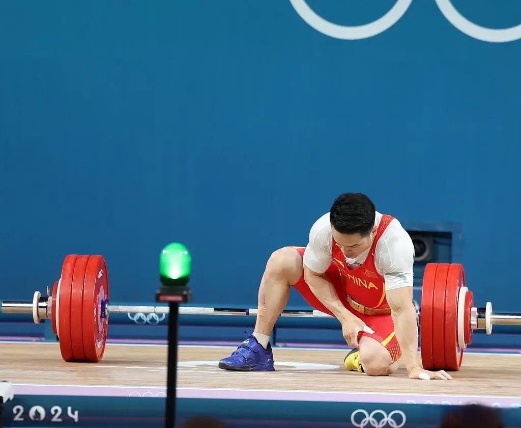 球员们展现出技巧与毅力，争夺最终胜利