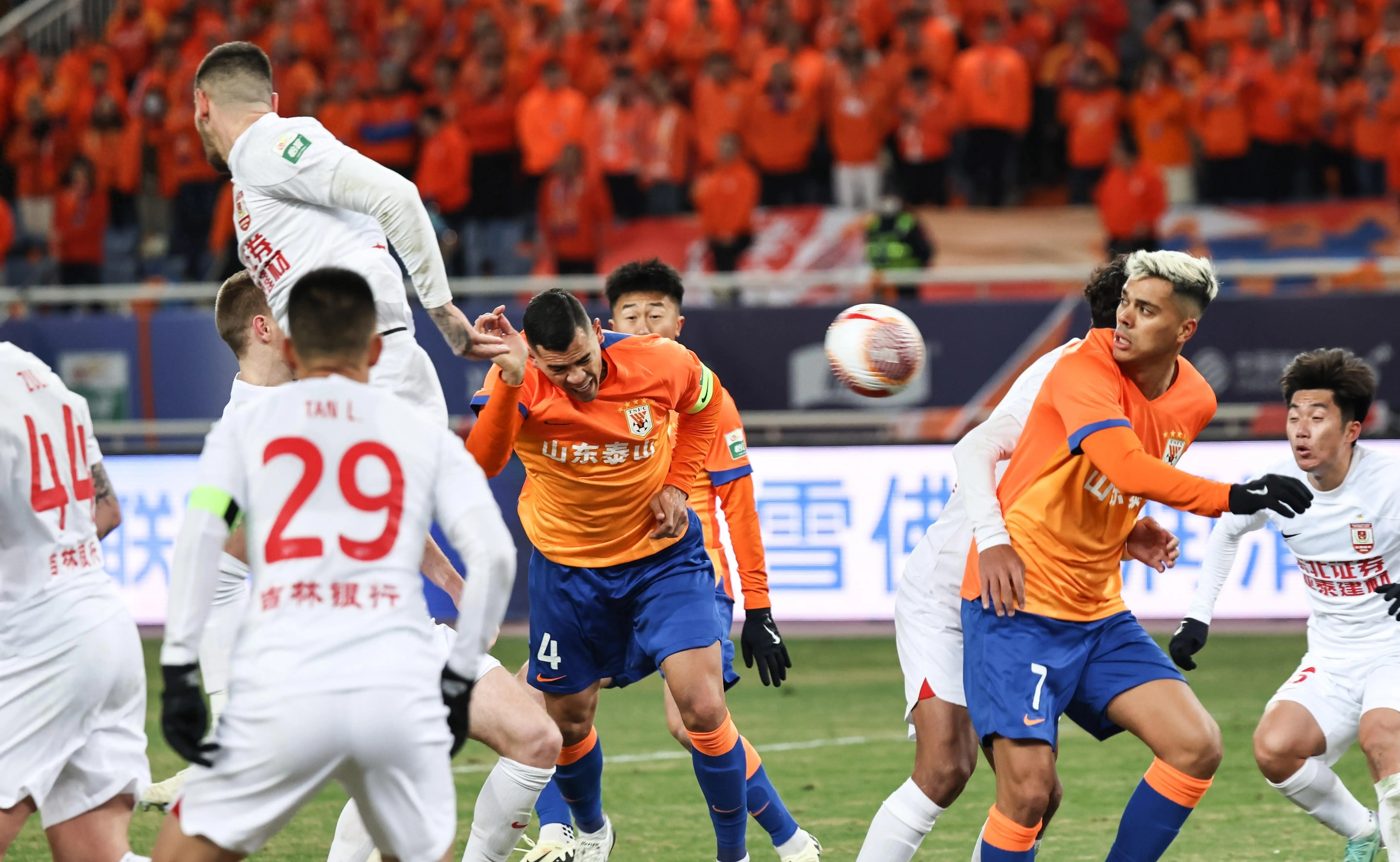 包含双方实力对比激烈，一场激烈的球赛引发球迷热议的词条